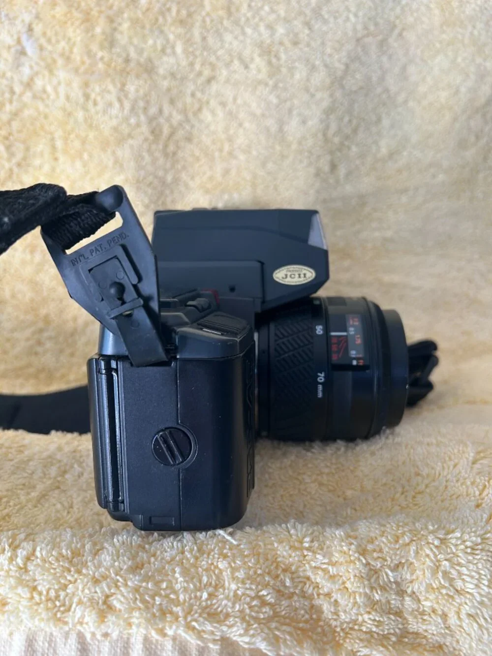 Pre-Owned Yashica 230 AF Kyocera 35mm Camera w 35-70mm 1:3.3-4.5 Lens TESTED WOR